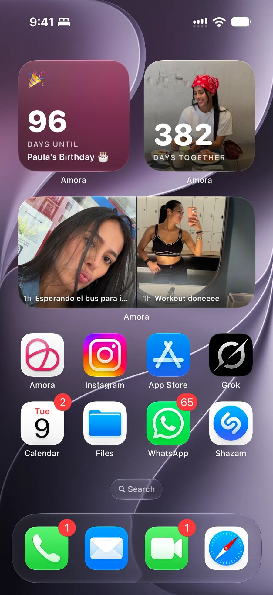 ويدجتات Amora على شاشة iPhone الرئيسية: 96 يومًا حتى عيد ميلاد Paula، 382 يومًا معًا فوق صورتها، وشريط من القصص المشتركة